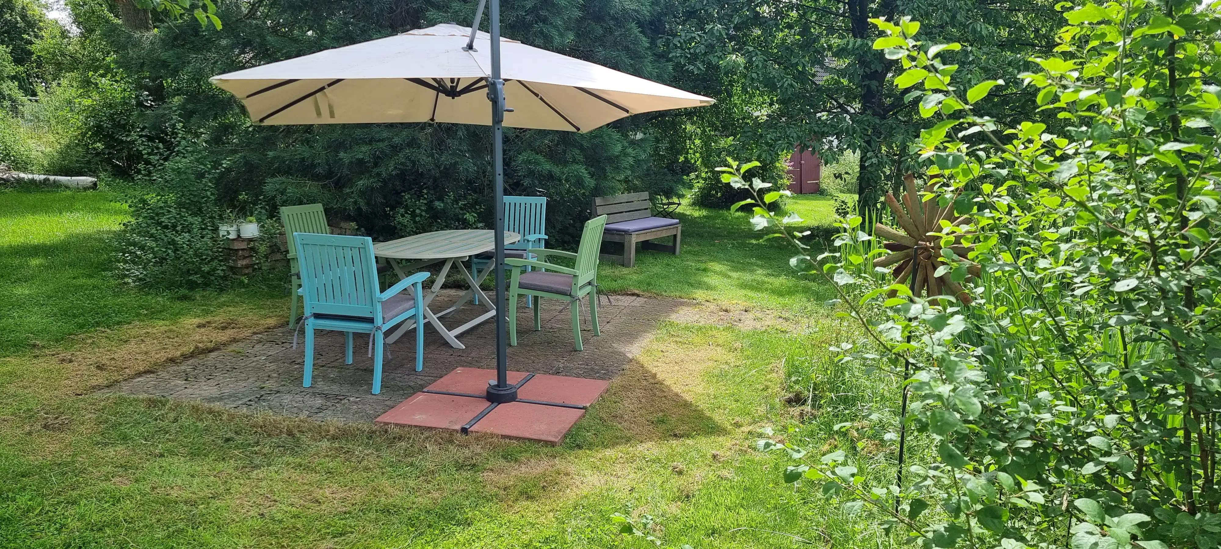 Eine Gruppe von Menschen im konstruktiven Austausch